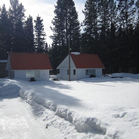 Whispering Pines Motel & Cabins Topley Exterior photo