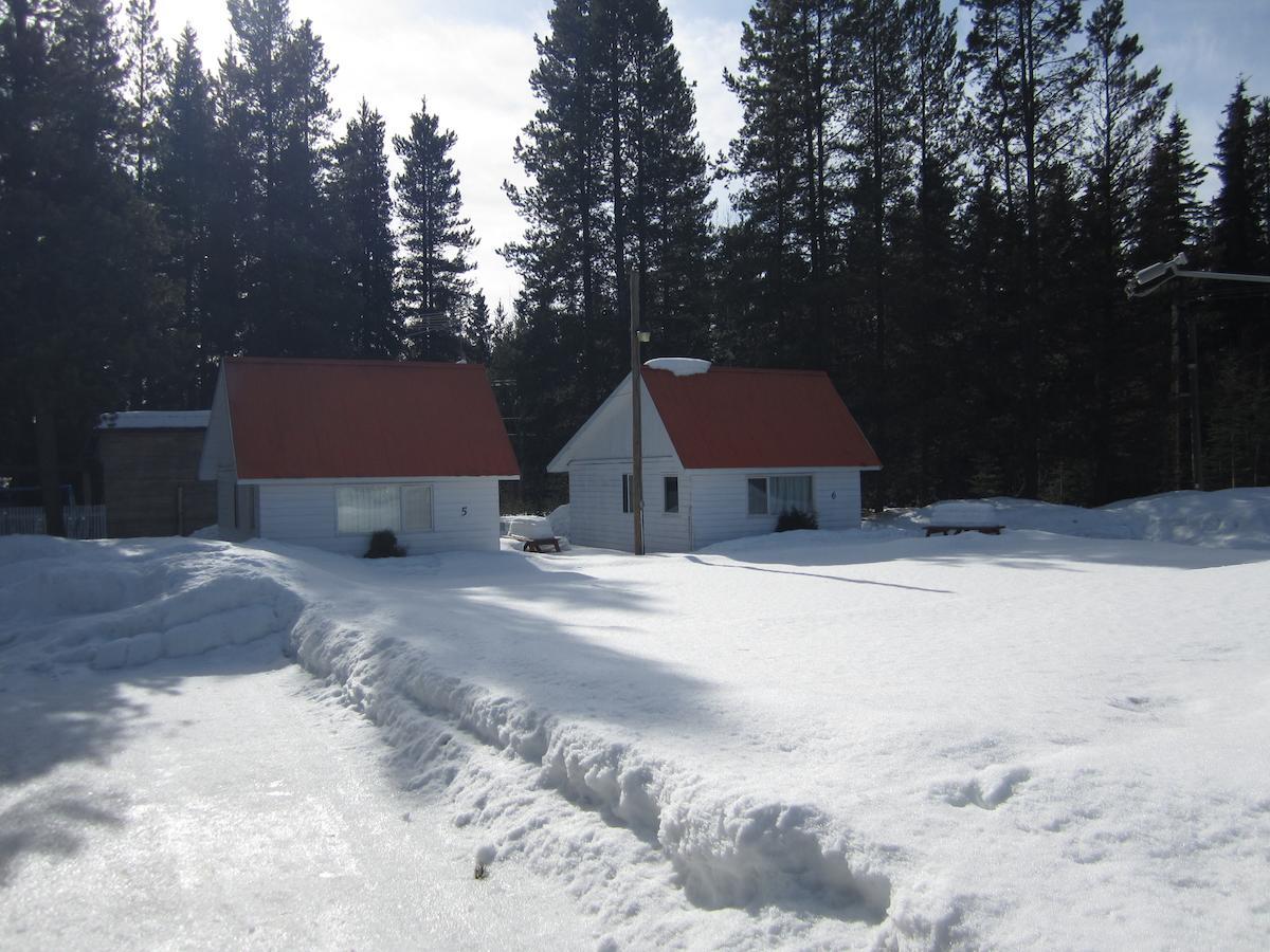 Whispering Pines Motel & Cabins Topley Exterior photo