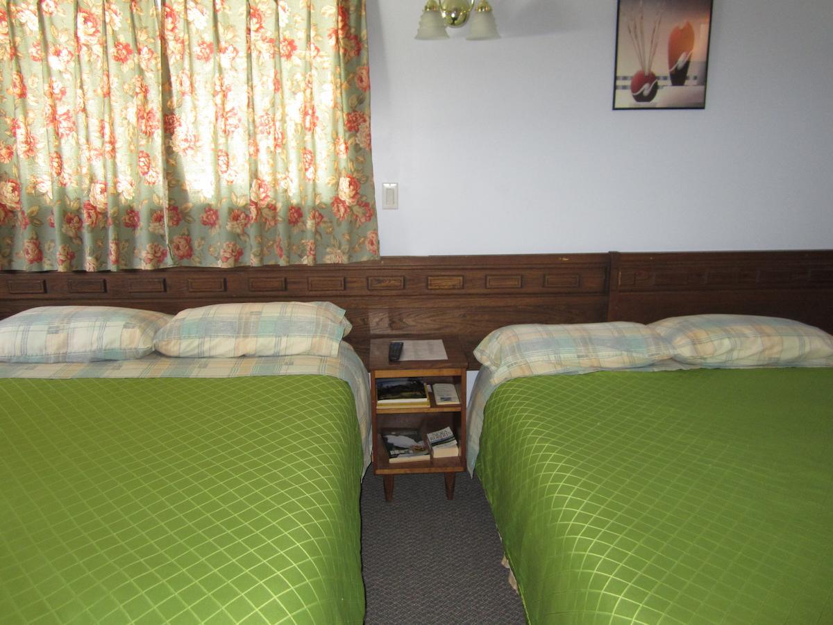 Whispering Pines Motel & Cabins Topley Room photo