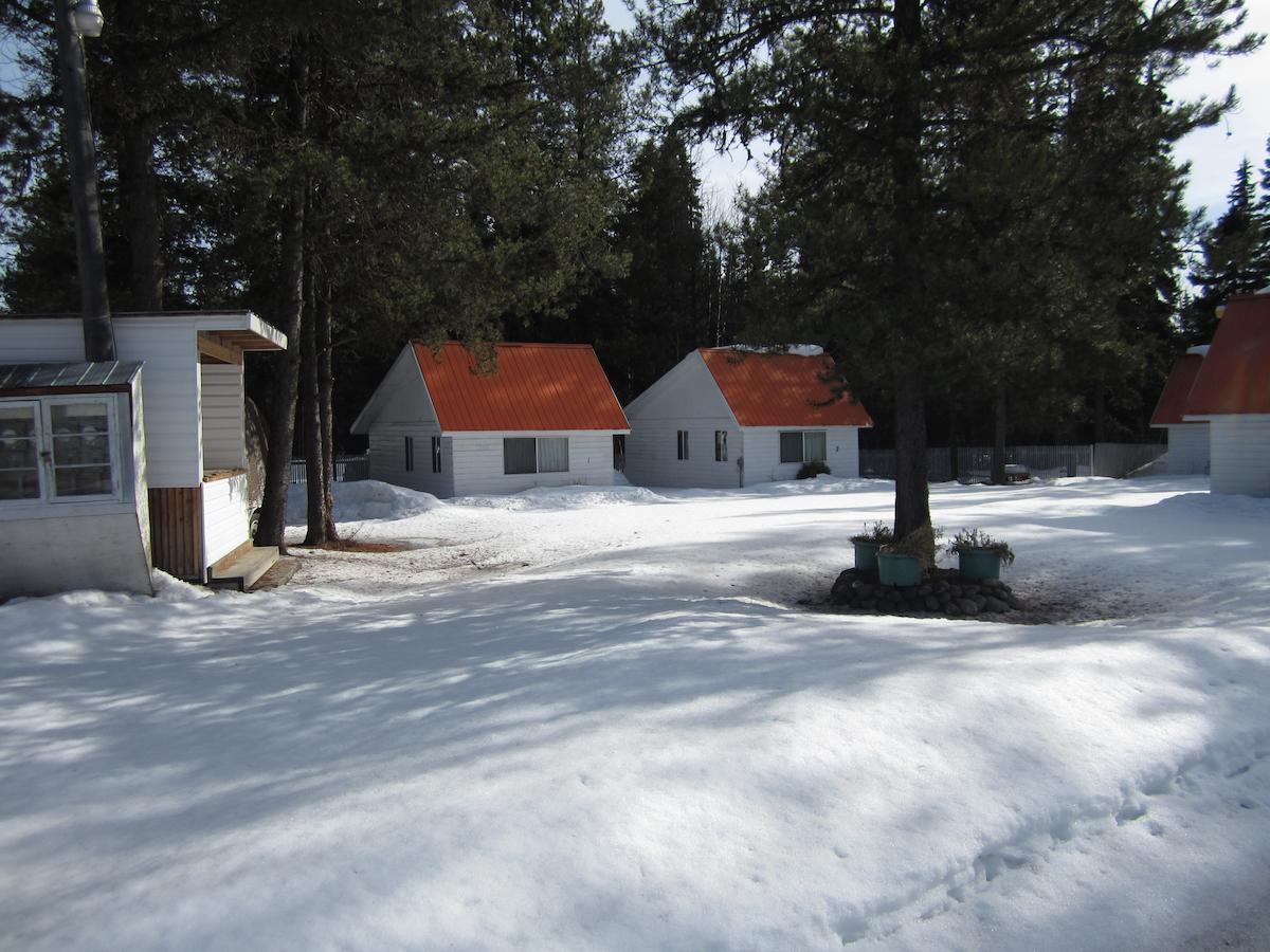 Whispering Pines Motel & Cabins Topley Exterior photo