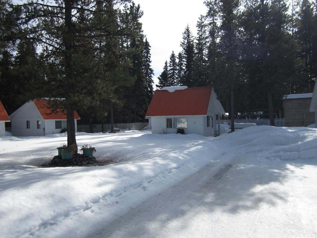 Whispering Pines Motel & Cabins Topley Exterior photo