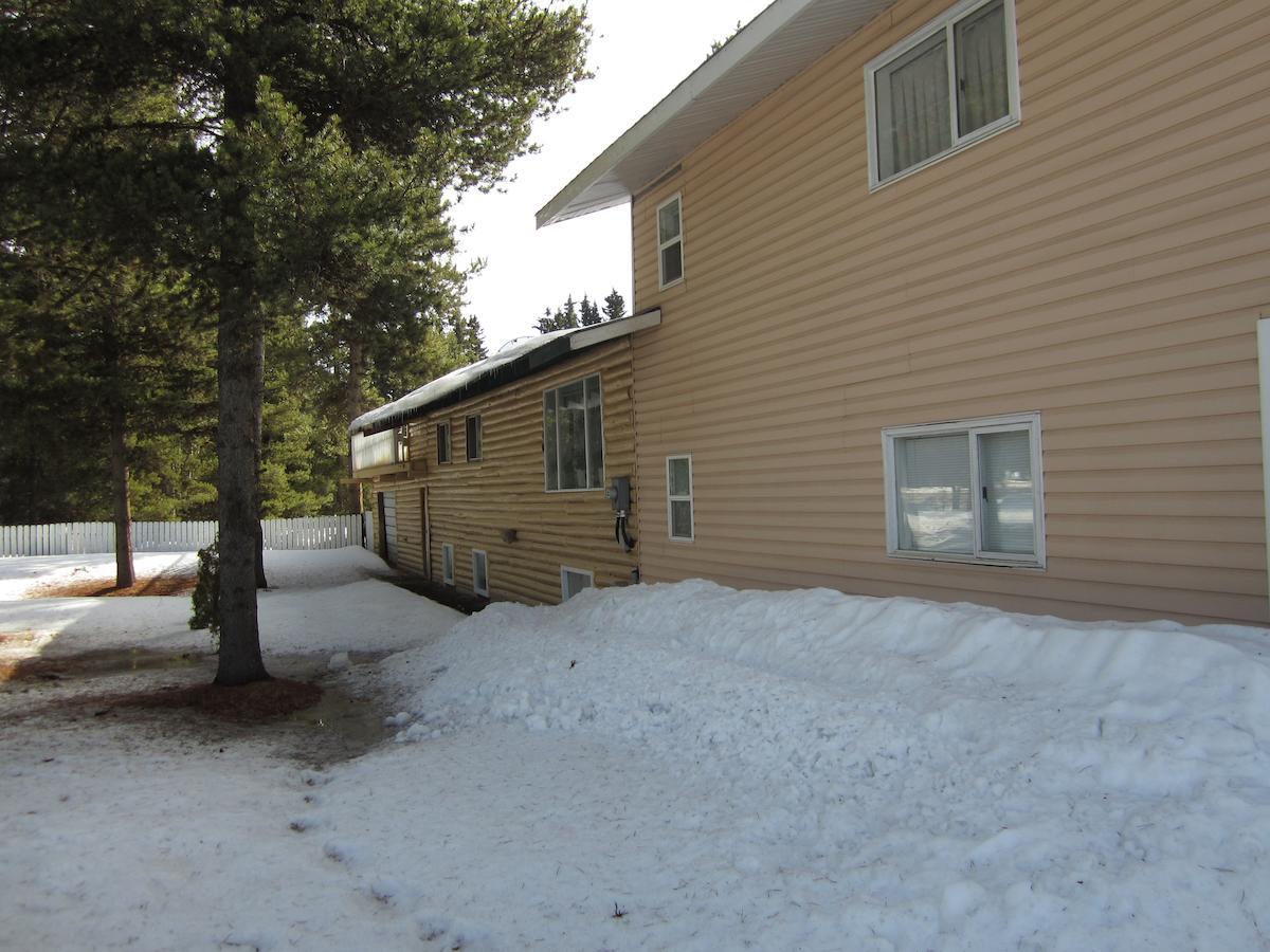 Whispering Pines Motel & Cabins Topley Exterior photo