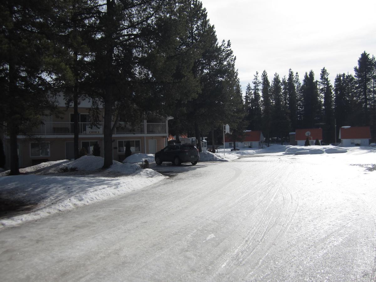 Whispering Pines Motel & Cabins Topley Exterior photo