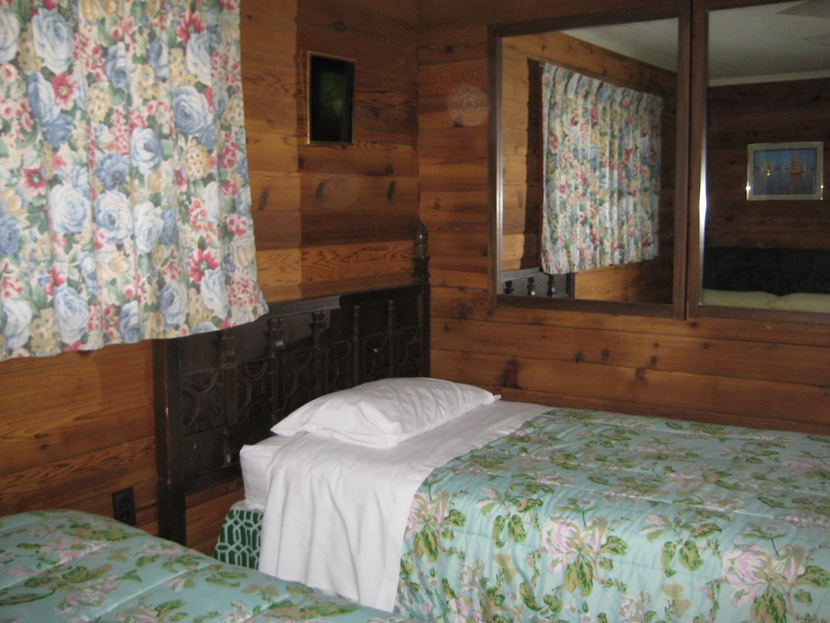 Whispering Pines Motel & Cabins Topley Room photo